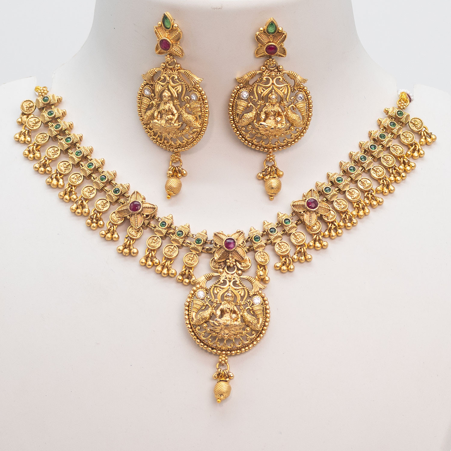 beautiful-lakshmi-rajwadi-green-stone-short-necklace-set-2023-11-29-04-27-01-6329.jpg