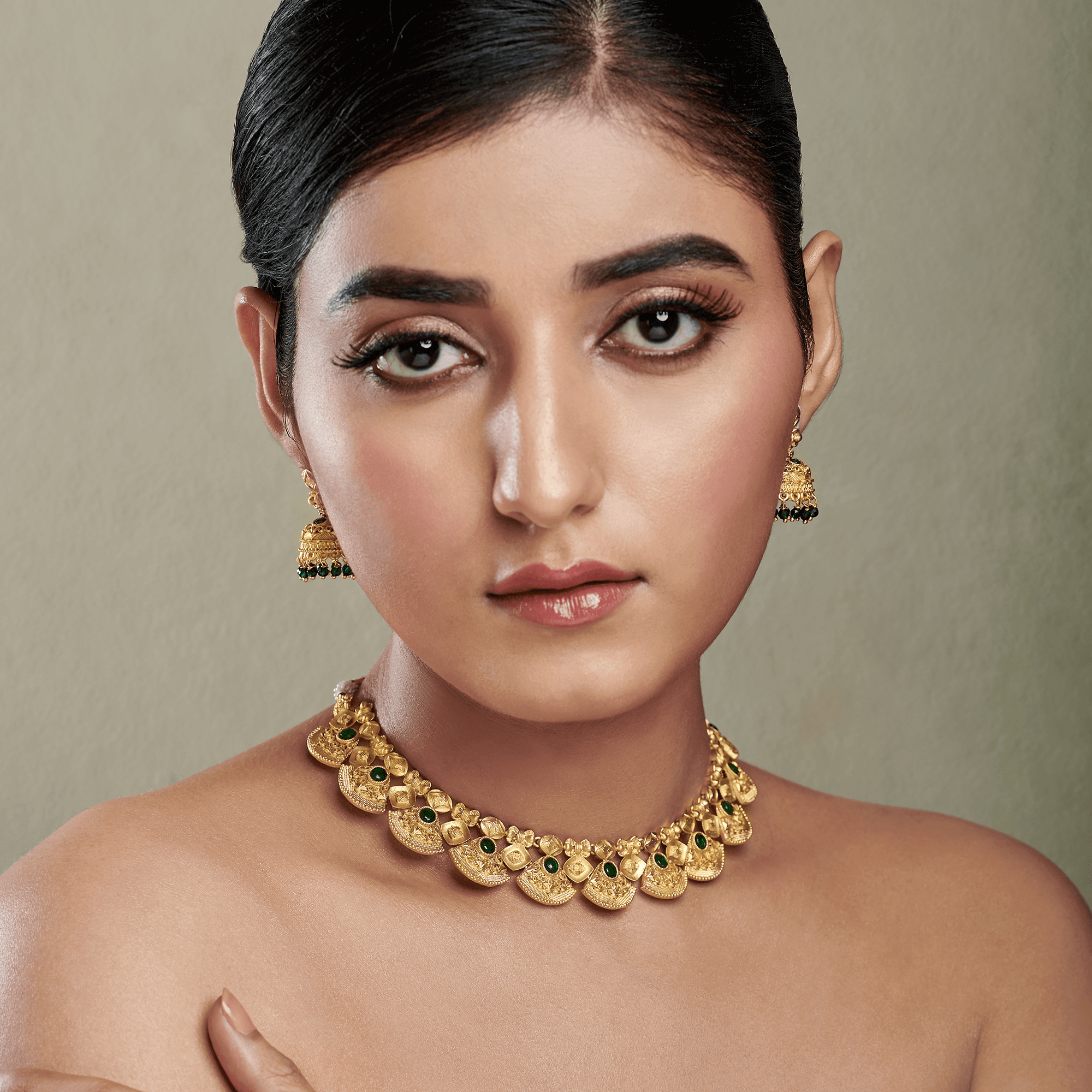 royal-antique-gold-green-stone-delicate-necklace-set-2023-10-20-04-07-18-1393.png
