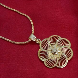 Stylish Forming Chain with Designer Pendant